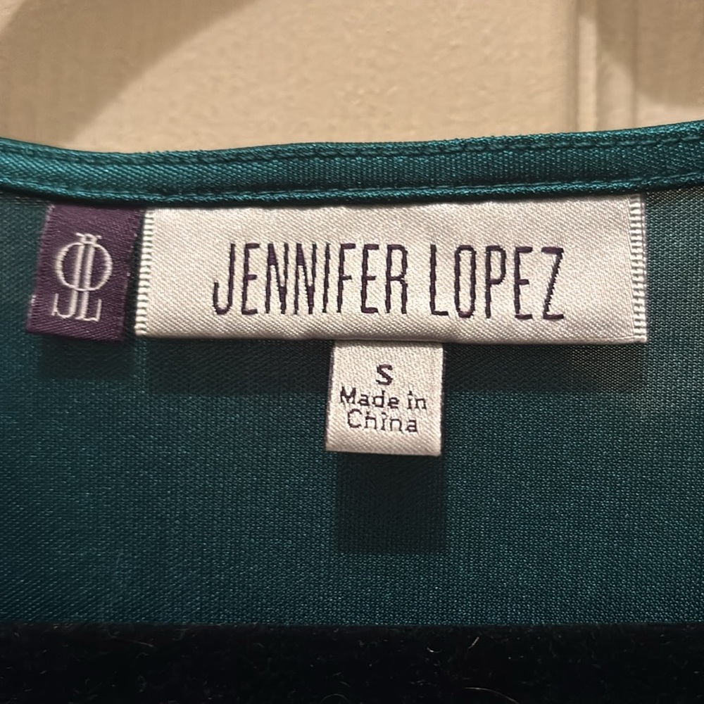 Women’s Jennifer Lopez Dark Green Satin-Like Cap-Sleeve Dressy Holiday Top - Picture 2 of 5